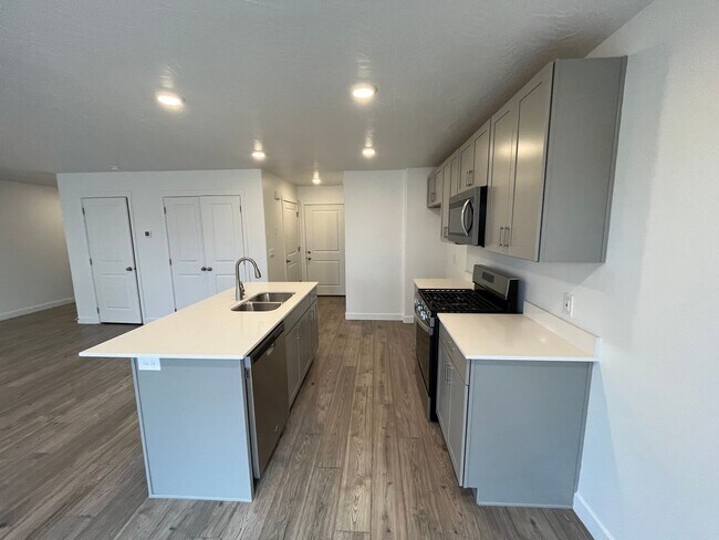 Building Photo - Beautiful Town home in Cedar City