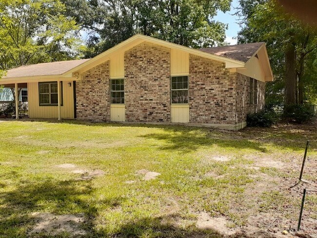 Building Photo - 3/1.5 in Diboll!