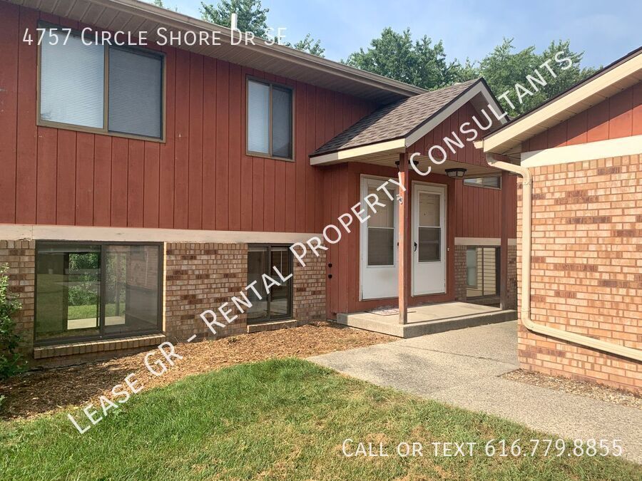 Foto principal - Two Bedroom Duplex in Kentwood!