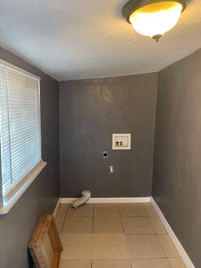 Building Photo - Manteca 1 Bedroom Plus Bonus Room 1 Bathroom