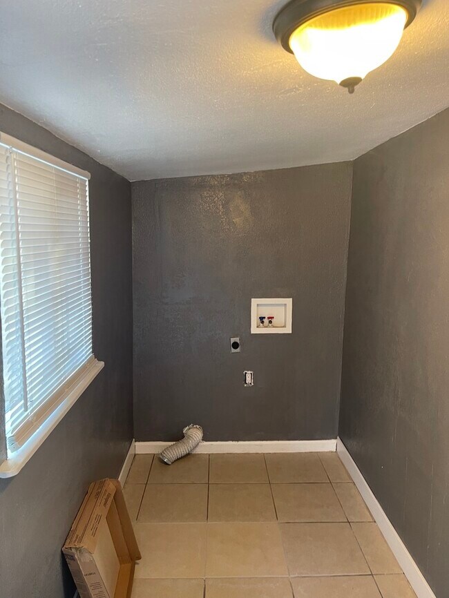 Foto del edificio - Manteca 1 Bedroom Plus Bonus Room 1 Bathroom