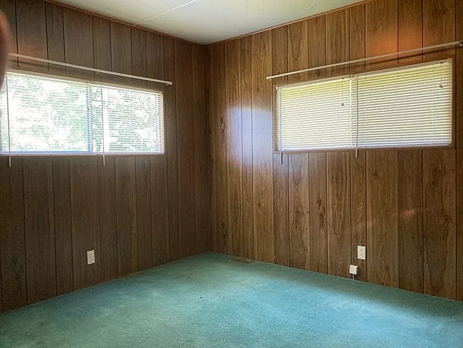 Building Photo - 2 Bedrooms 1 bathroom