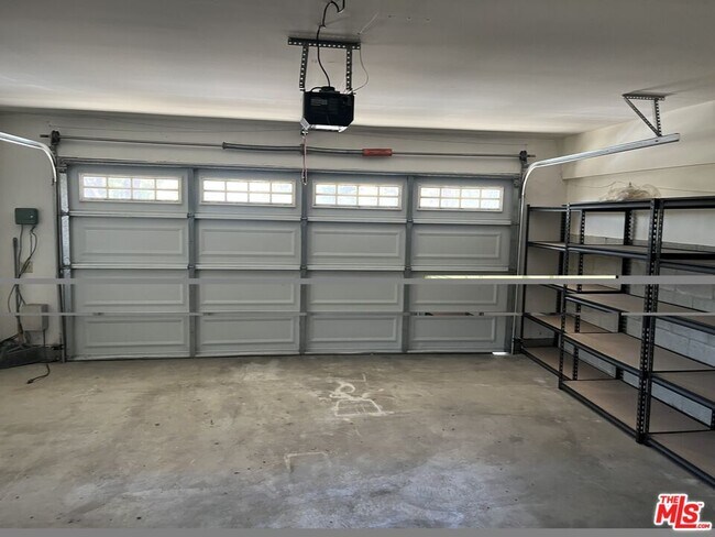Foto del edificio - 2561 Mayfield Ave