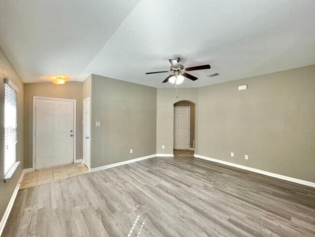 Foto del edificio - Viewable March 25th!