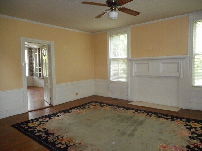 Foto del edificio - Historic 2 Story Home on Hwy 274