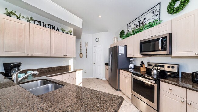 Building Photo - 8135 Sun Palm Dr