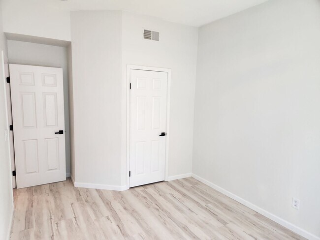 Building Photo - 215 25th St