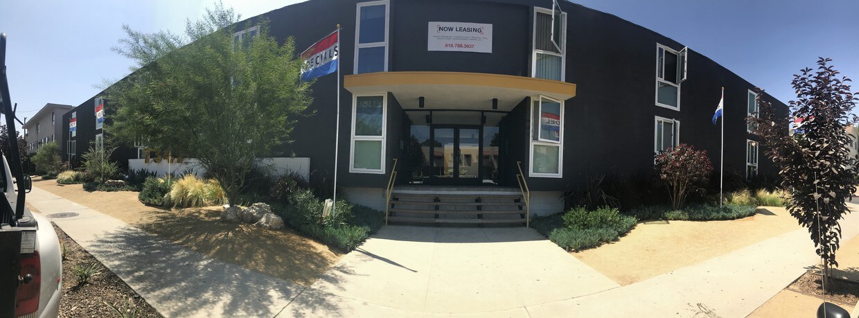 Foto principal - 7347 Haskell Ave