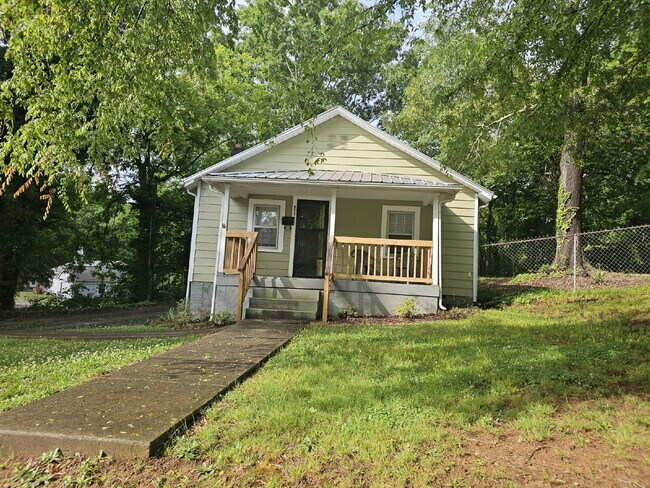 Building Photo - Charming 2-Bedroom Home Near Downtown Lincolnton!