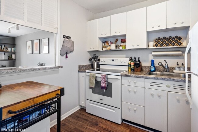 Building Photo - Gold Coast 1bed/1bath Apartment