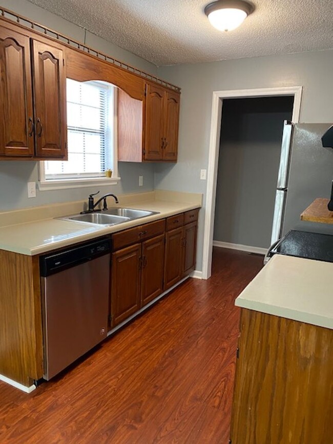 Foto del edificio - 3Bedroom 2 Bath House w/ attached Garage