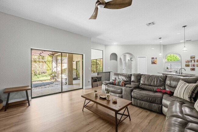 Foto del edificio - Lake Jovita Home for Rent