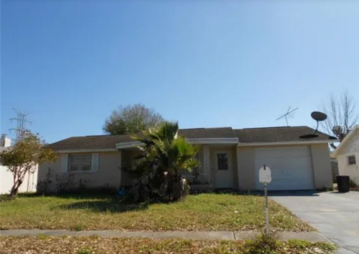 Foto principal - 3 Bed 1.5 Bath Bright Block Home