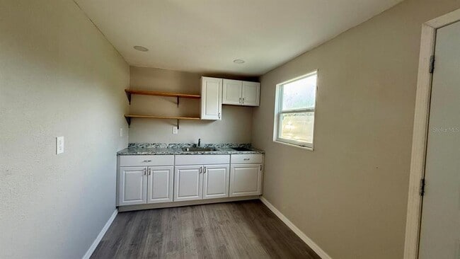 Building Photo - 1310 N Combee Rd