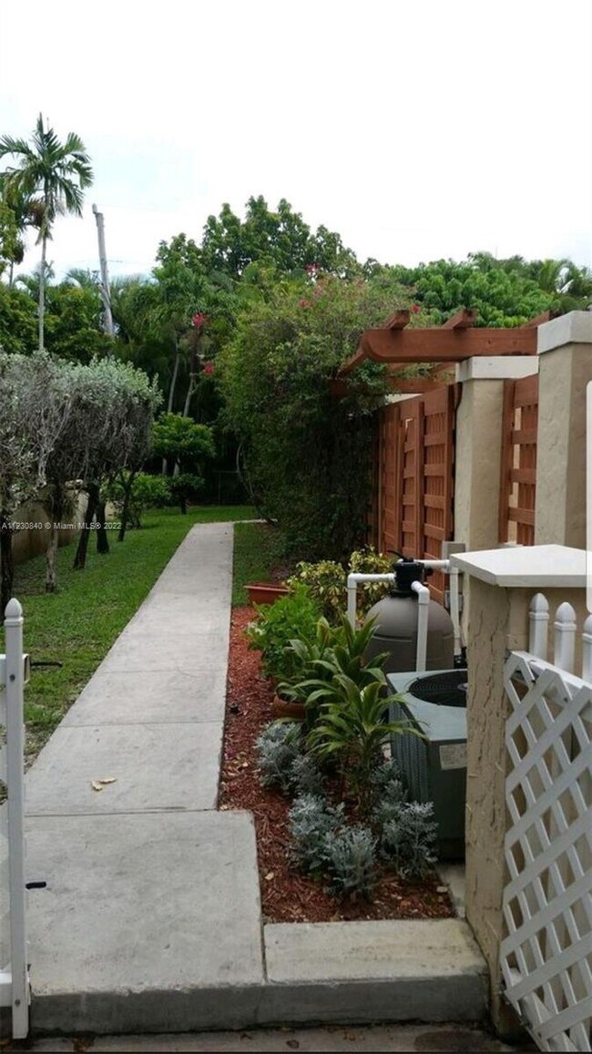 Foto del edificio - 615 Aledo Ave