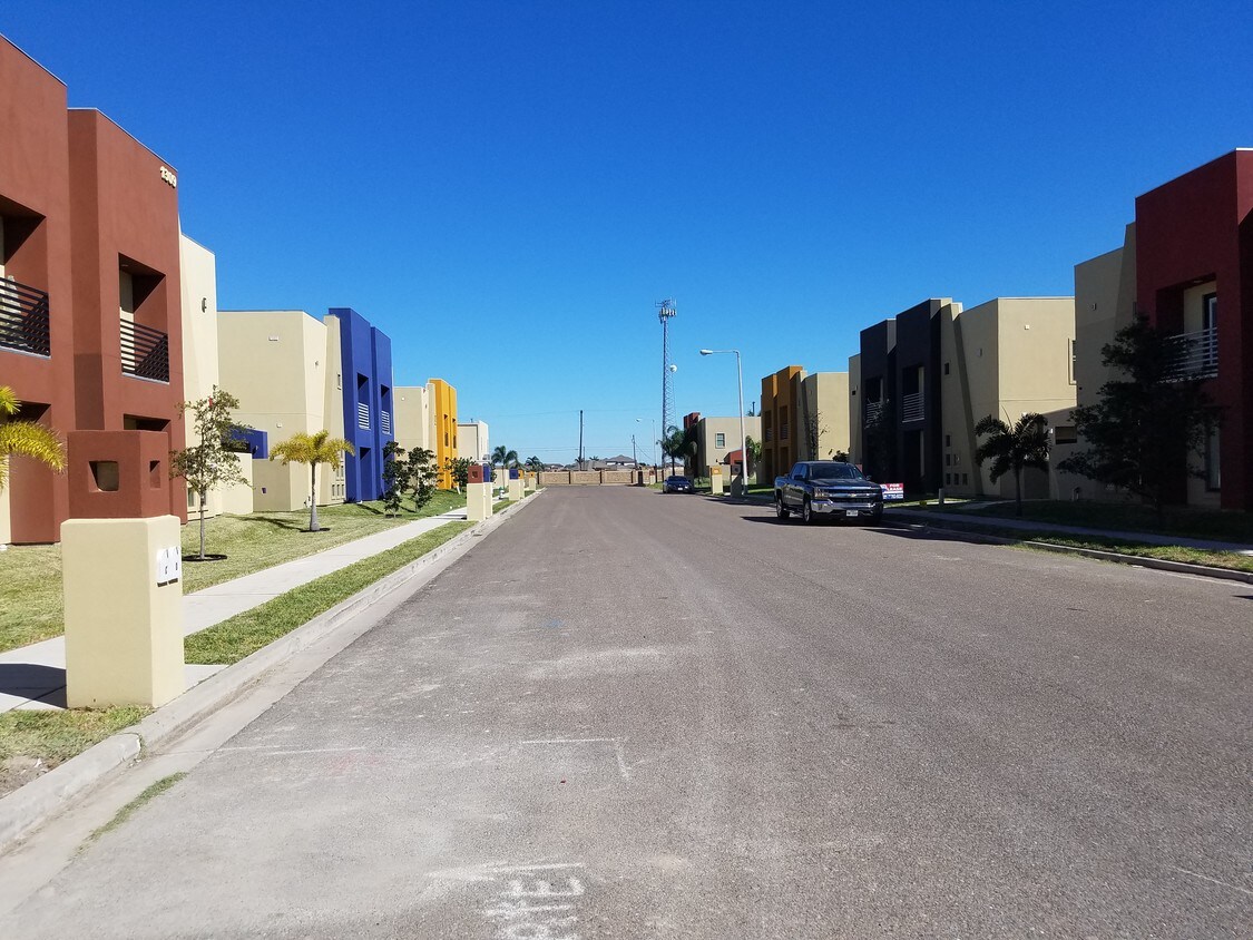 Subdivision privado - 1305 E Camellia Ave