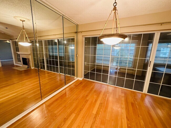 Building Photo - Charming 2 Bedroom 2 Bathroom Condo, Heate...