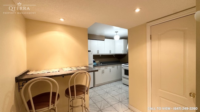 Building Photo - 2-72 Hyacinth Cres