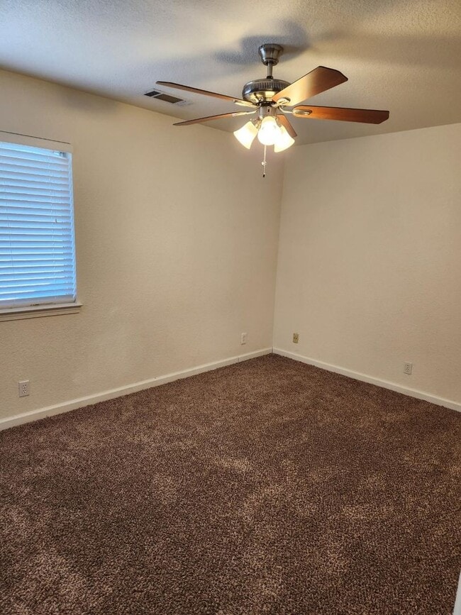 Building Photo - Lovely 2 Bedrooms 1.5 Bathrooms townhouse