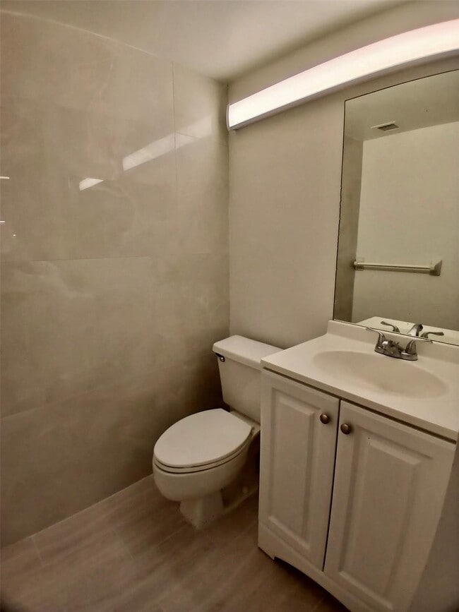 Building Photo - 4164 Inverrary Dr