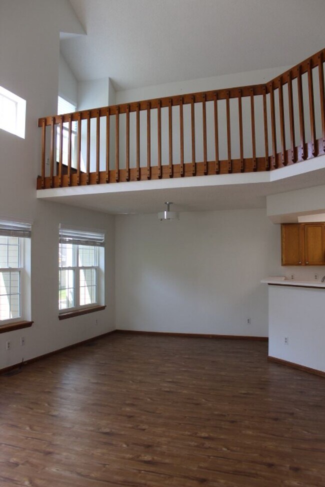 Foto del edificio - Gorgeous 2 Story End Unit in Lakewood!