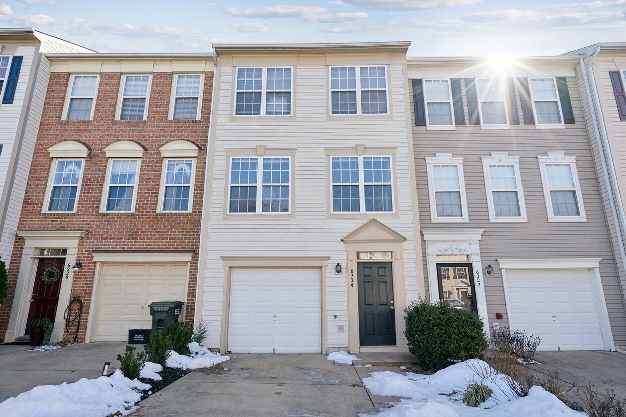 Foto principal - Stunning 3 bed 2.5 bath townhome near King...