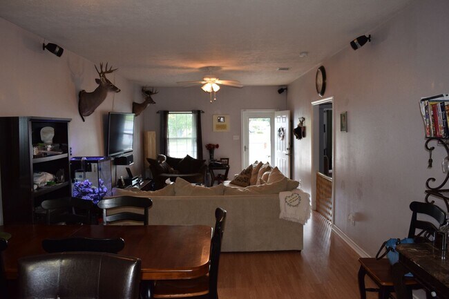 Foto del edificio - AUG PRE-LEASE! 3 Bed/3 Bath Duplex with Hu...