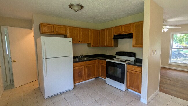 Building Photo - 1965 Thomasville Dr SE