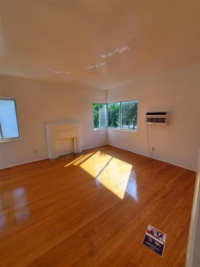 Building Photo - 965-975 Biarritz Drive