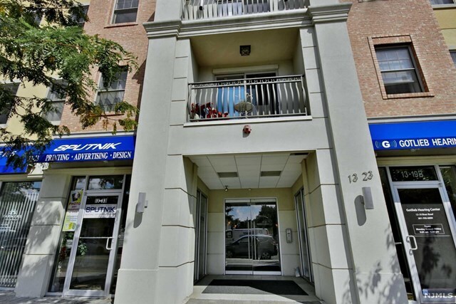 Foto del edificio - 13-23-23 River Rd
