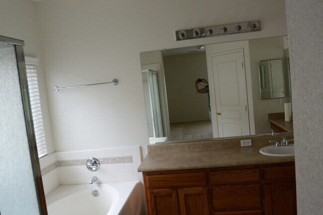 Foto del edificio - Nice 2 Bedroom home with an office in South East Visalia off of Caldwell and Pinkham