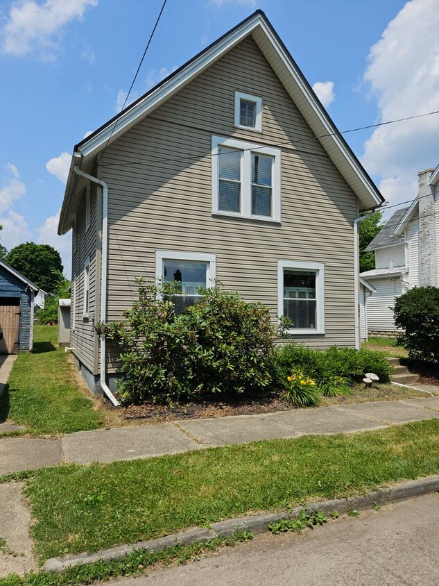 Primary Photo - 2 bedroom 1.5 bath single family home