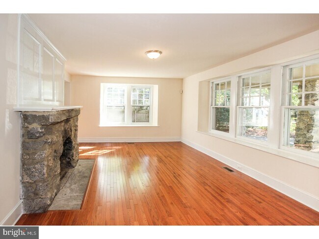 Building Photo - 541 Riverview Rd