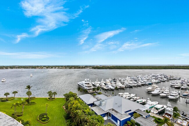 Foto del edificio - 120 Lakeshore Dr