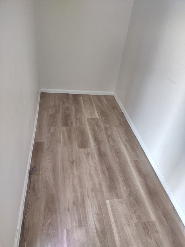 Building Photo - NO HOA- **NEW INTERIOR PAINT AND NEW FLOOR...