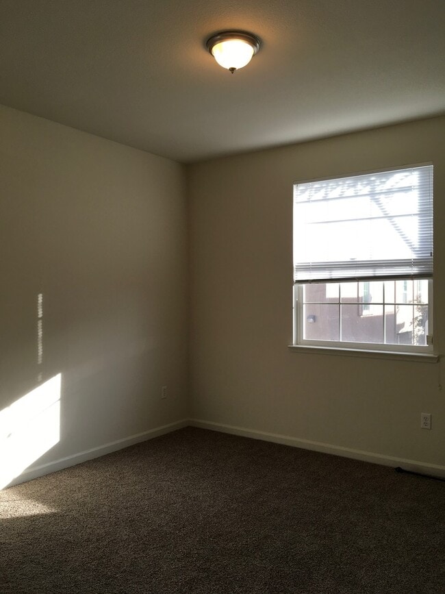 Building Photo - Beautiful Condo Community 2Beds 2Bath Convenient Location!