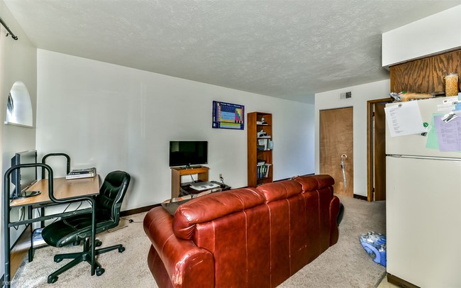 Building Photo - 1 br, 1 bath Apartment - 3210 Kennett Sq