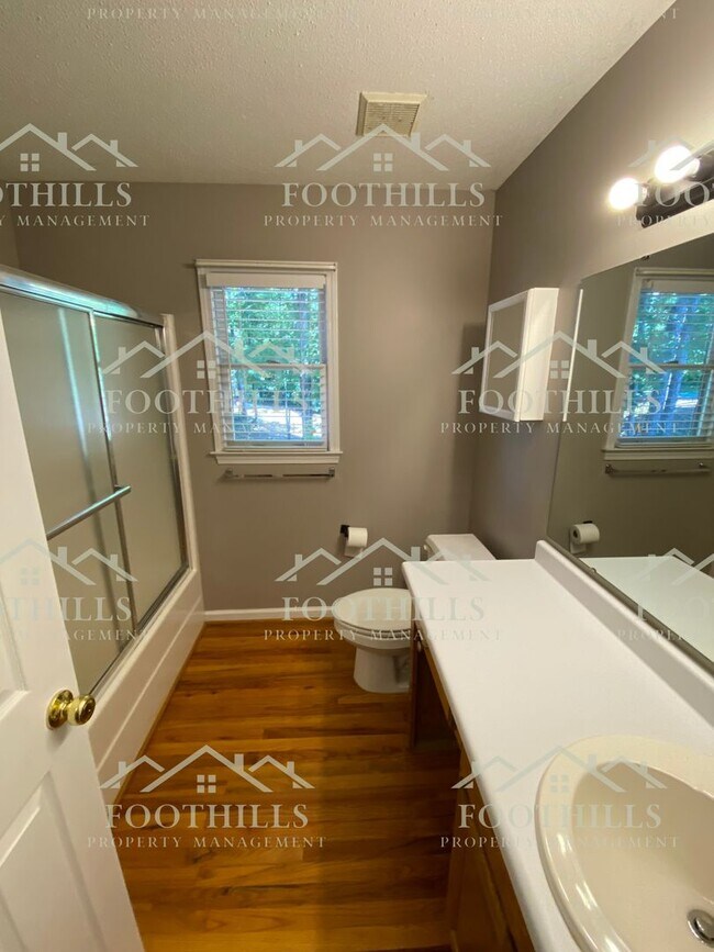 Building Photo - 3 bedroom, 3 bath home with Lake Hartwell ...