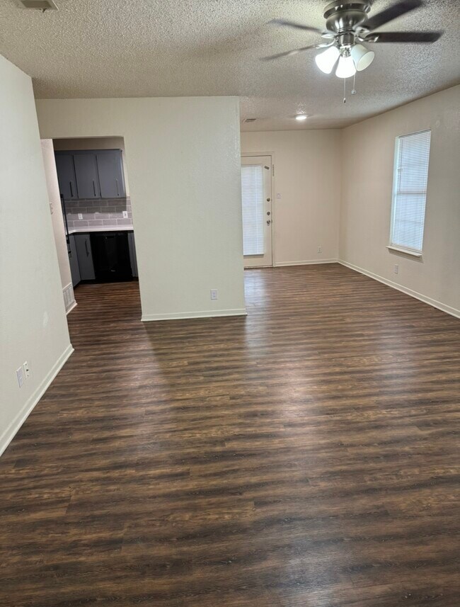 Living area - 1403 W Avenue D