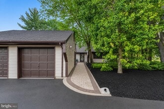 Building Photo - 16 E Bluebell Ln