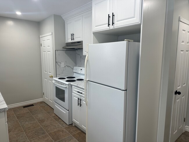 Building Photo - Fantastic 3-Bedroom Main Floor Apartment for Rent in Bowmanville