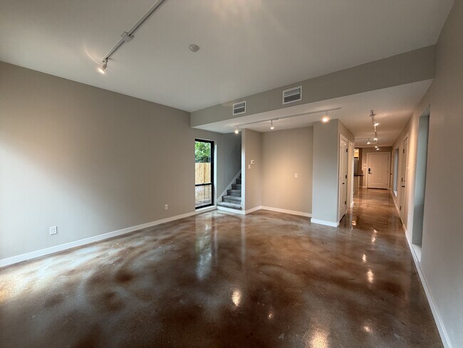 Building Photo - 957 Woods Ave