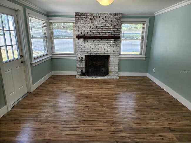 Building Photo - 2347 Eastwood Dr