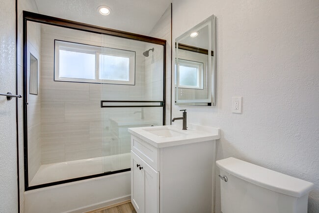 Building Photo - 519 W 11th Ave