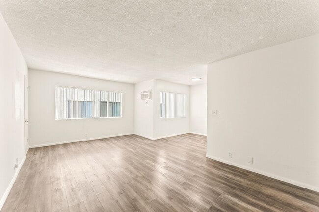 Building Photo - 714 W Knoll Dr