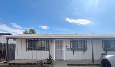 Building Photo - 2819 N 48th Ln