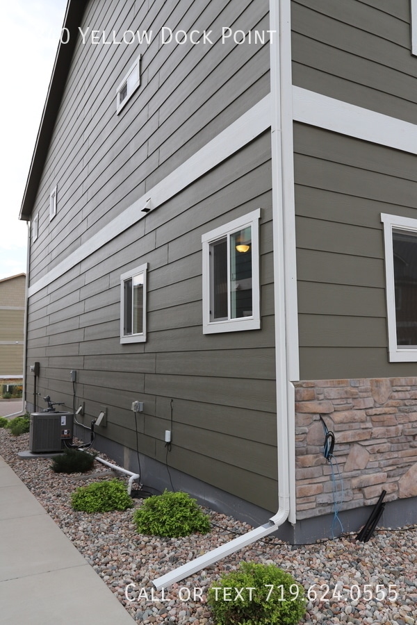 Building Photo - Spacious Townhouse