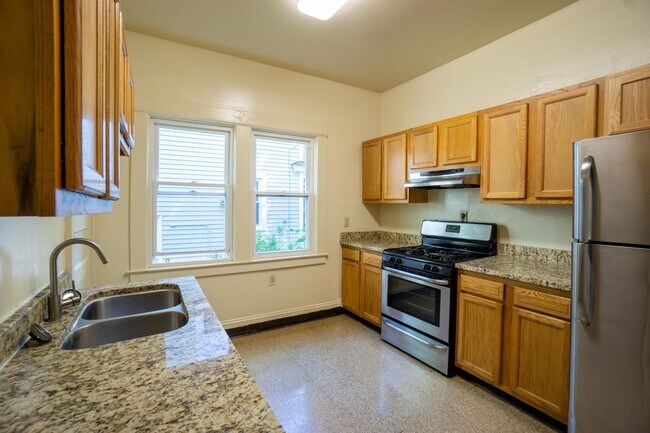 Building Photo - AVAILABLE 7/1/26 - Spacious Single Family ...