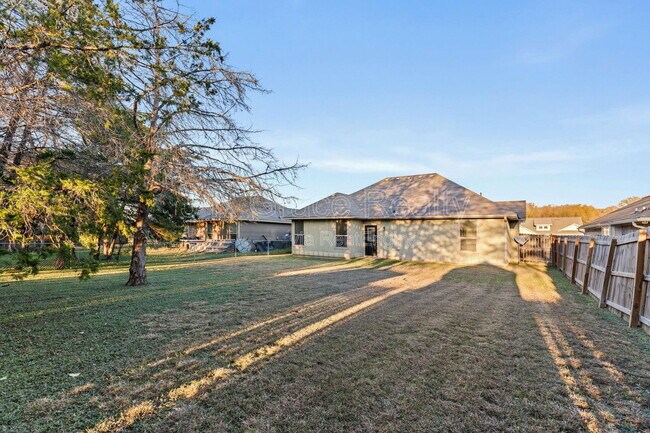 Foto del edificio - 120 Flat Creek Dr