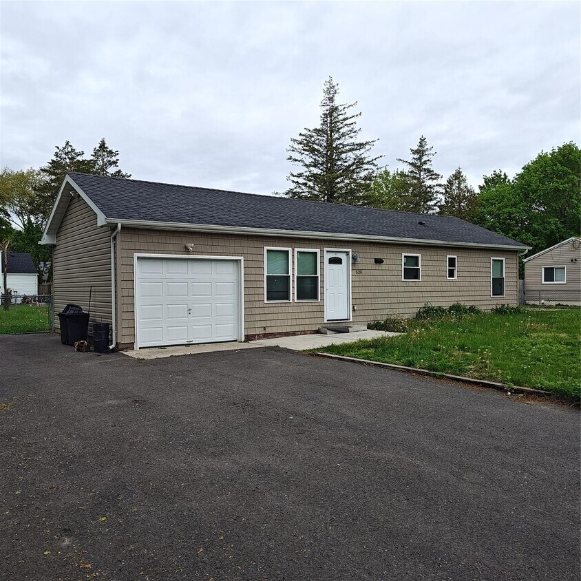 Primary Photo - 520 Bourdois Ave